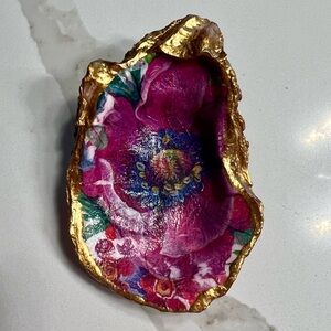 Decorative oyster shell